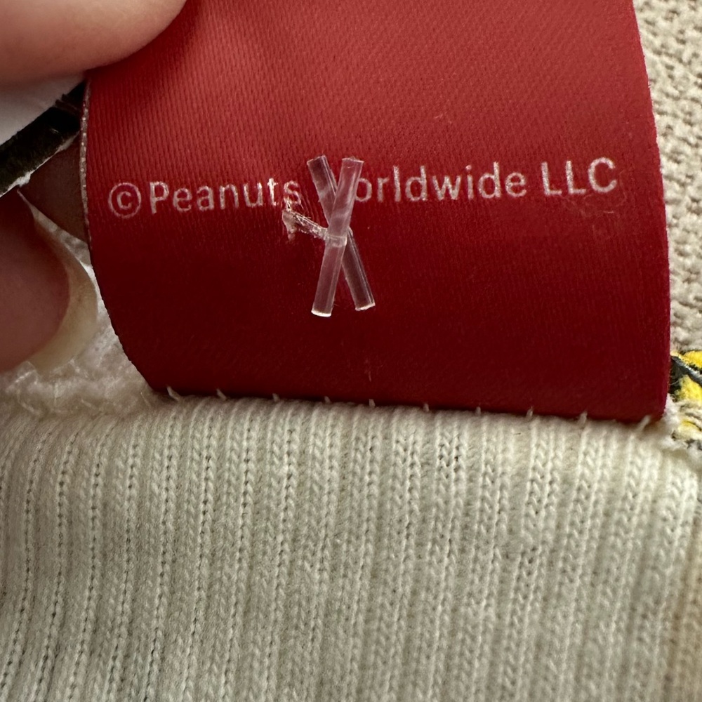 PEANUTS LICENSED JUNIOR SHORT SLEEVE CROP TOP SIZE SMALL NWT - Picture 6 of 7